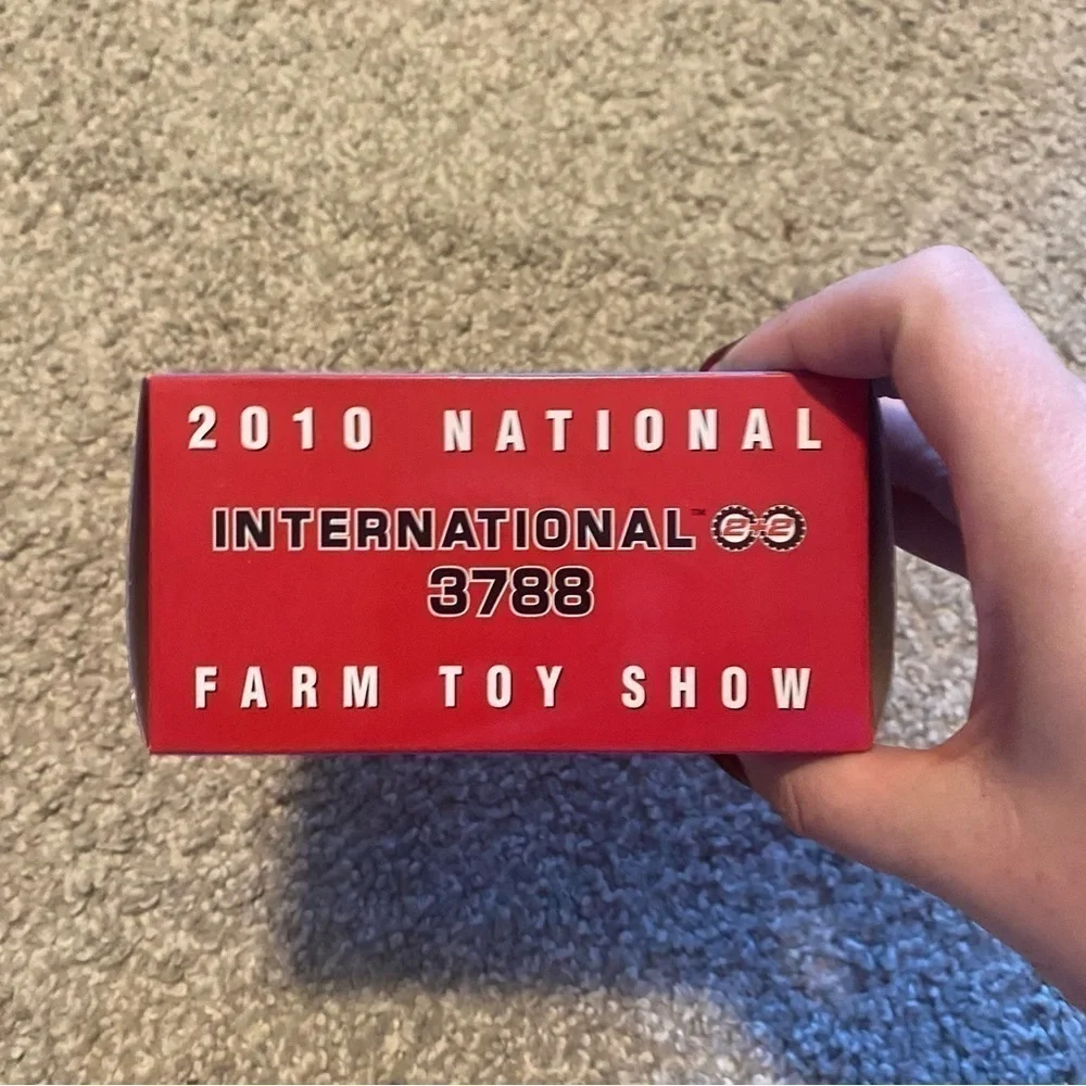 2010 National Farm Toy Show VINTAGE 4WD SERIES INTERNATIONAL 3788 Tractor Red